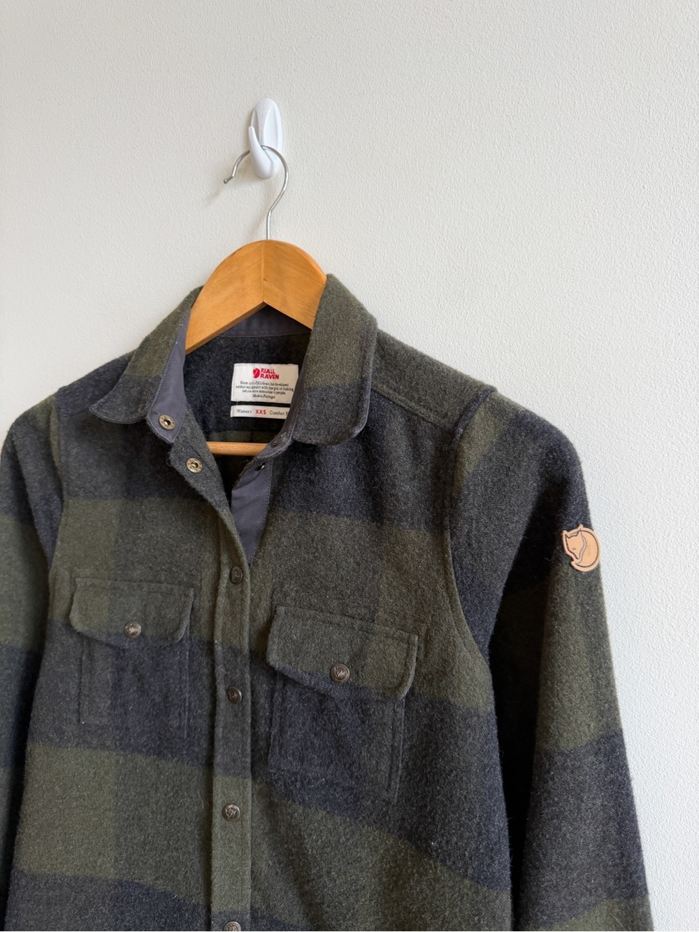FJALLRAVEN • Canada Shirt in Deep Forest-Dark Grey - Picture 6 of 14